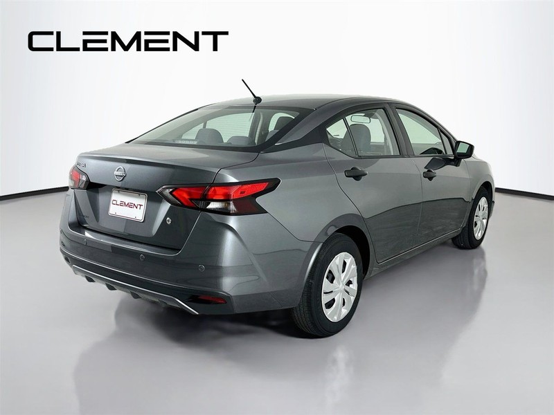Nissan Versa Vehicle Full-screen Gallery Image 7