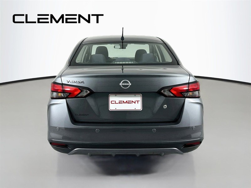 Nissan Versa Vehicle Full-screen Gallery Image 8