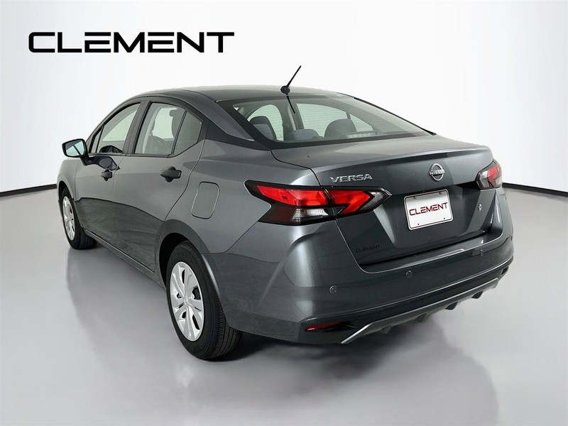 Nissan Versa Vehicle Full-screen Gallery Image 10