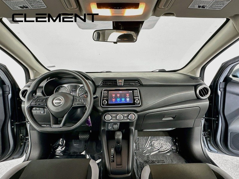 Nissan Versa Vehicle Full-screen Gallery Image 12