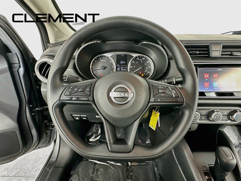 Nissan Versa Vehicle Full-screen Gallery Image 15