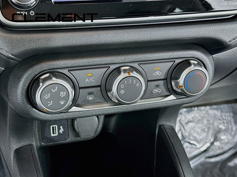 Nissan Versa Vehicle Full-screen Gallery Image 22