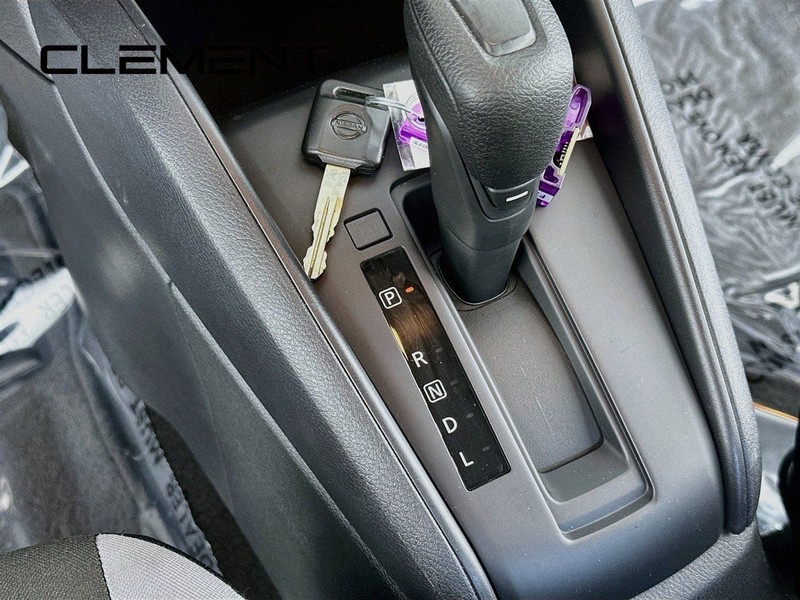 Nissan Versa Vehicle Full-screen Gallery Image 23