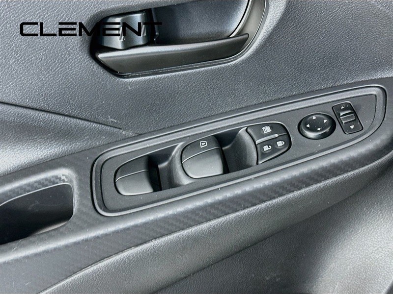 Nissan Versa Vehicle Full-screen Gallery Image 24