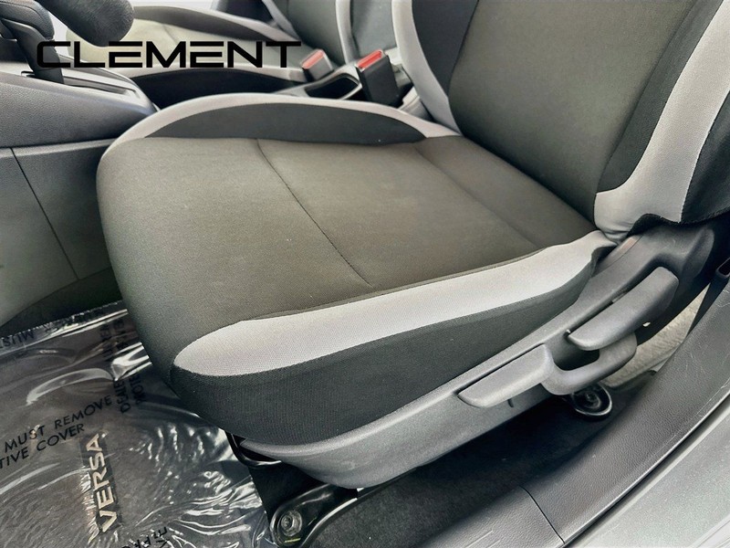 Nissan Versa Vehicle Full-screen Gallery Image 27