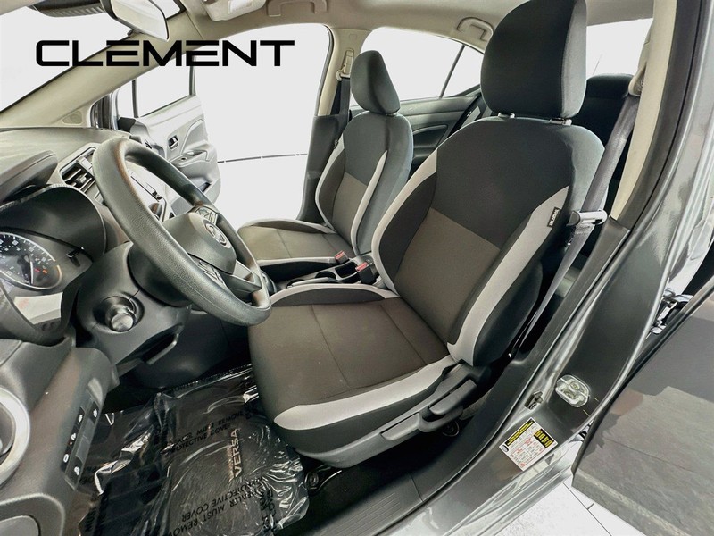 Nissan Versa Vehicle Full-screen Gallery Image 28