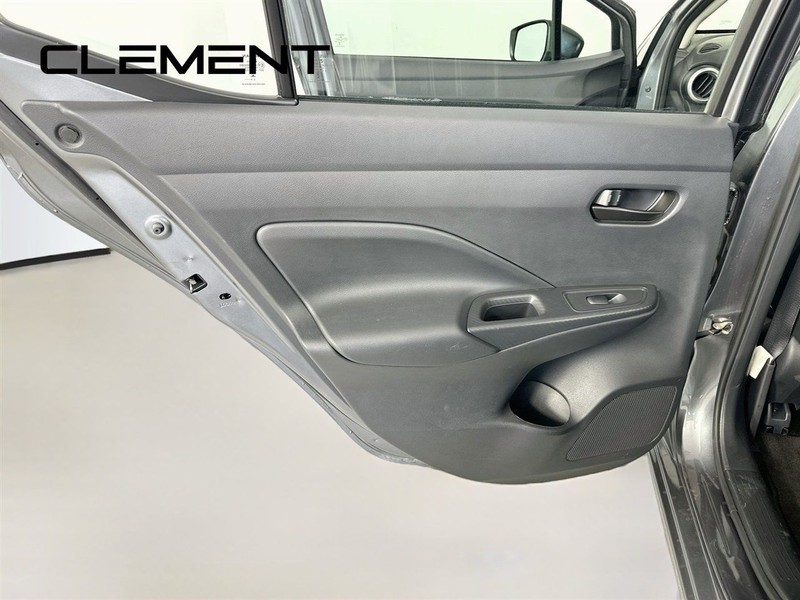 Nissan Versa Vehicle Full-screen Gallery Image 29