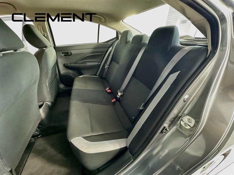 Nissan Versa Vehicle Full-screen Gallery Image 30