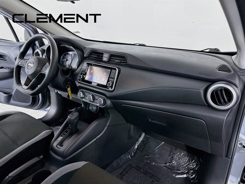 Nissan Versa Vehicle Full-screen Gallery Image 32