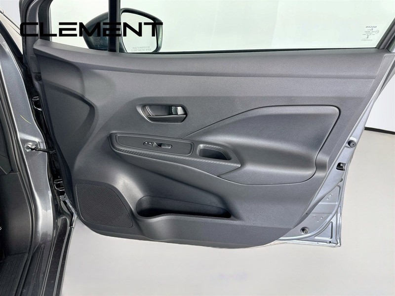 Nissan Versa Vehicle Full-screen Gallery Image 33