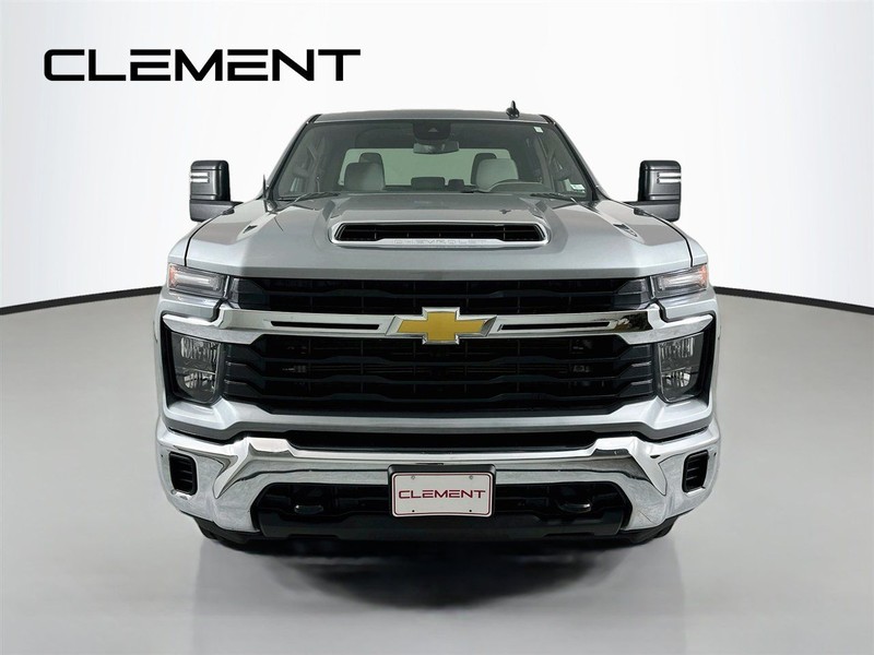 Chevrolet Silverado 2500HD Vehicle Full-screen Gallery Image 3