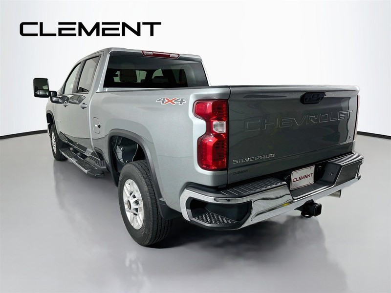 Chevrolet Silverado 2500HD Vehicle Full-screen Gallery Image 10