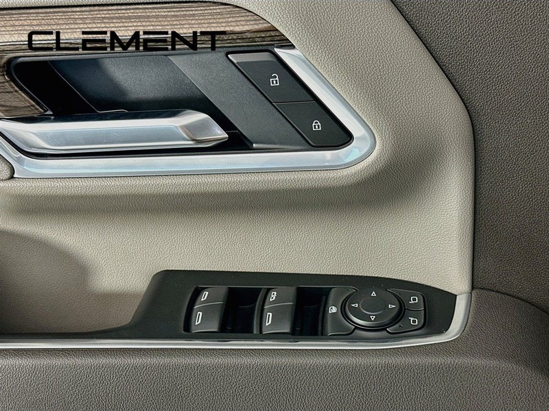 Chevrolet Silverado 2500HD Vehicle Full-screen Gallery Image 24