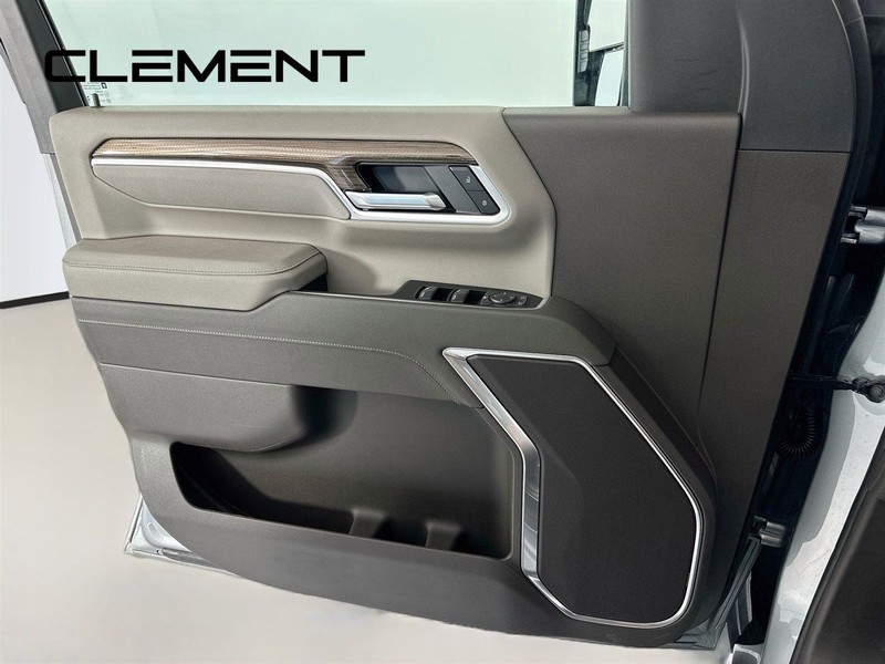Chevrolet Silverado 2500HD Vehicle Full-screen Gallery Image 26