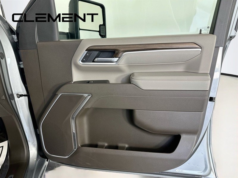 Chevrolet Silverado 2500HD Vehicle Full-screen Gallery Image 33