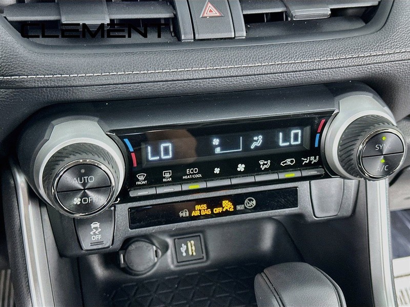 Toyota RAV4 Vehicle Full-screen Gallery Image 22
