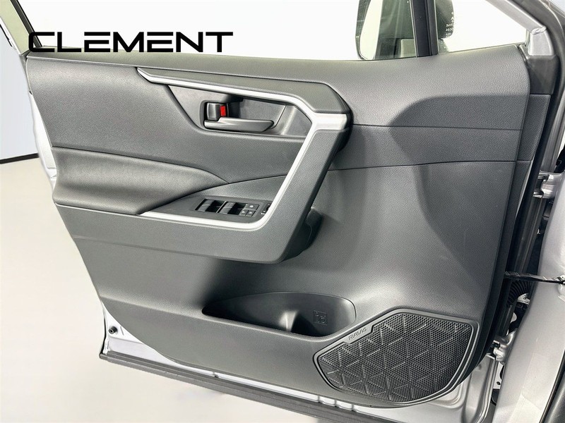 Toyota RAV4 Vehicle Full-screen Gallery Image 26