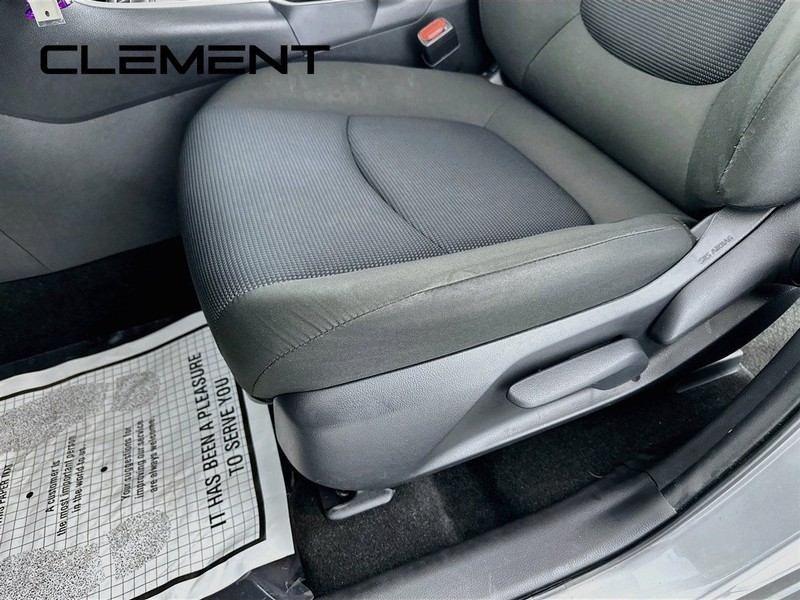 Toyota RAV4 Vehicle Full-screen Gallery Image 27