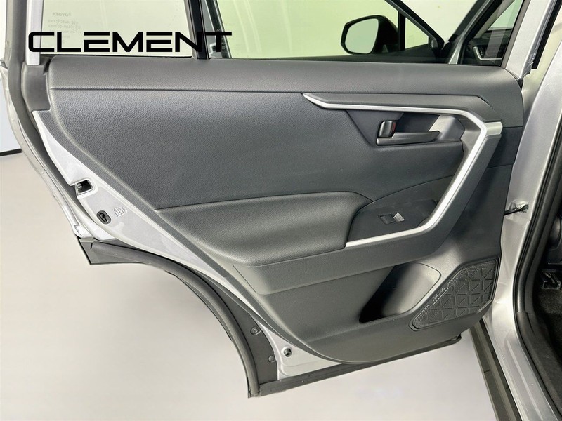 Toyota RAV4 Vehicle Full-screen Gallery Image 29