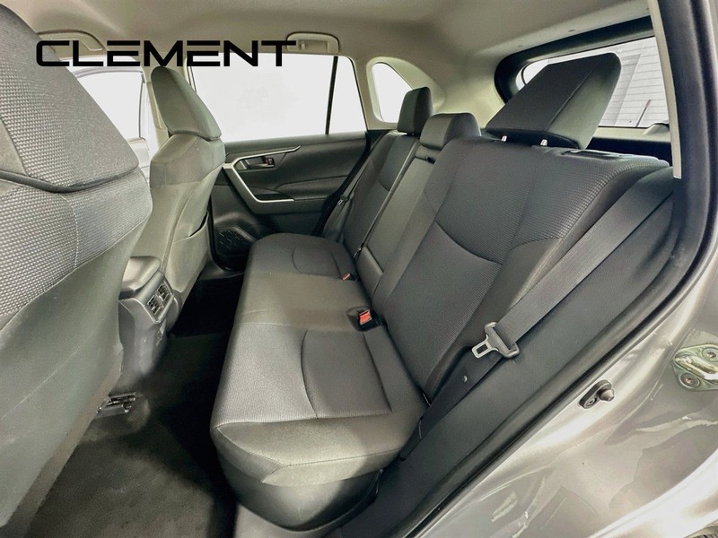 Toyota RAV4 Vehicle Full-screen Gallery Image 30