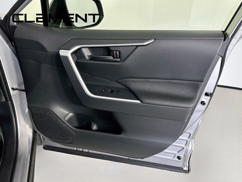 Toyota RAV4 Vehicle Full-screen Gallery Image 33