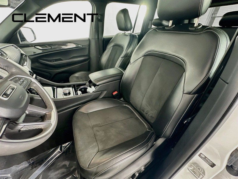 Jeep Grand Cherokee Vehicle Full-screen Gallery Image 29