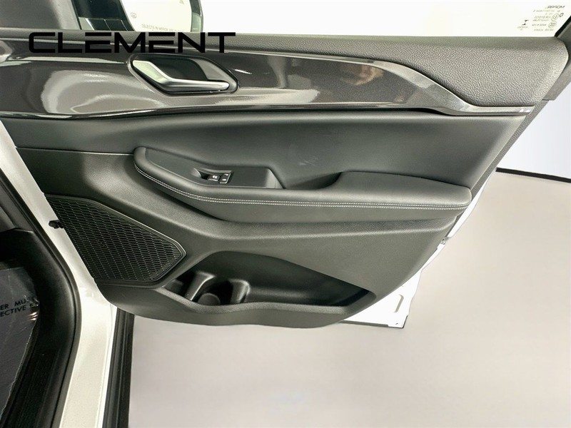 Jeep Grand Cherokee Vehicle Full-screen Gallery Image 35
