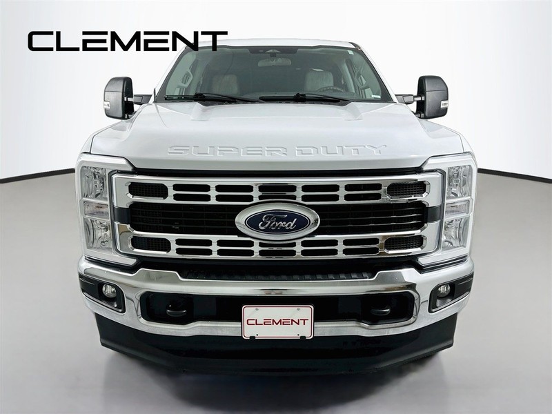 Ford Super Duty F-250 SRW Vehicle Full-screen Gallery Image 3