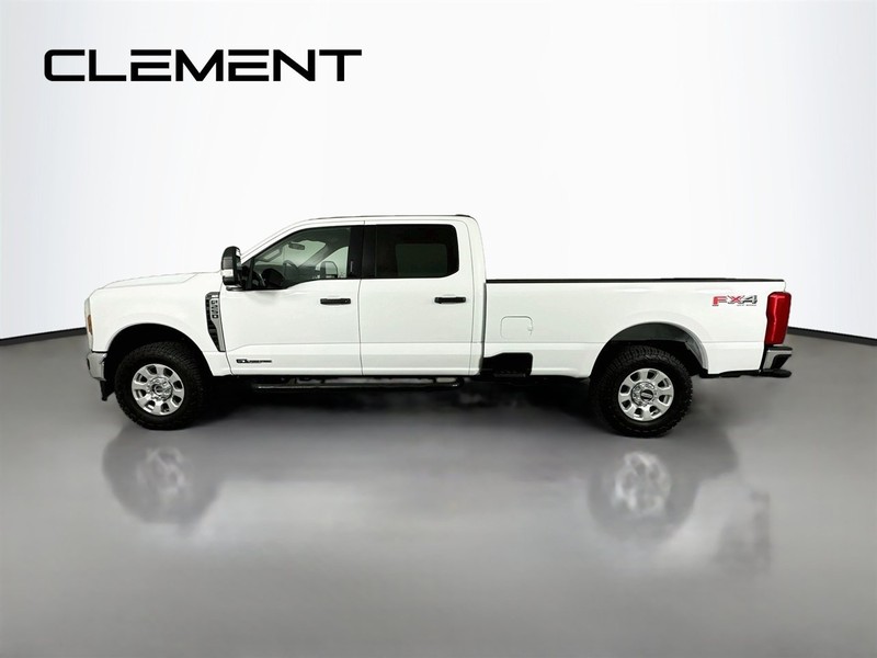 Ford Super Duty F-250 SRW Vehicle Full-screen Gallery Image 6