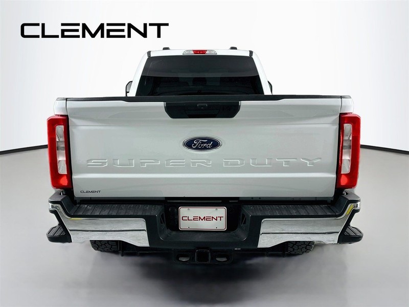 Ford Super Duty F-250 SRW Vehicle Full-screen Gallery Image 8