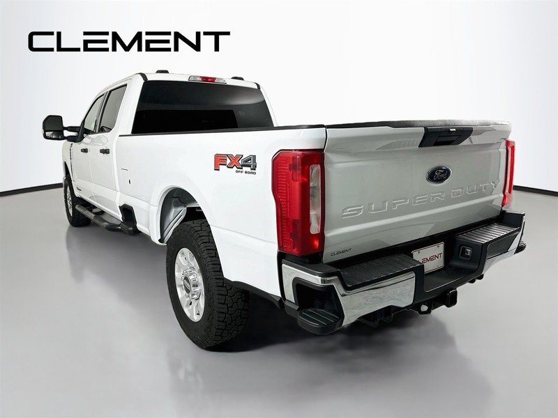 Ford Super Duty F-250 SRW Vehicle Full-screen Gallery Image 10