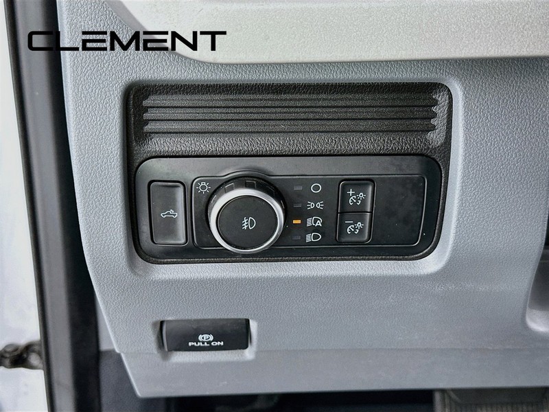 Ford Super Duty F-250 SRW Vehicle Full-screen Gallery Image 12