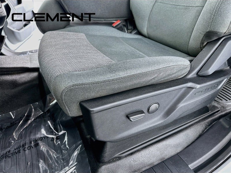 Ford Super Duty F-250 SRW Vehicle Full-screen Gallery Image 26