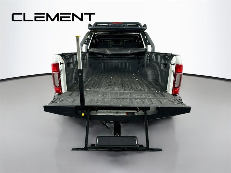 Ford Super Duty F-250 SRW Vehicle Full-screen Gallery Image 11