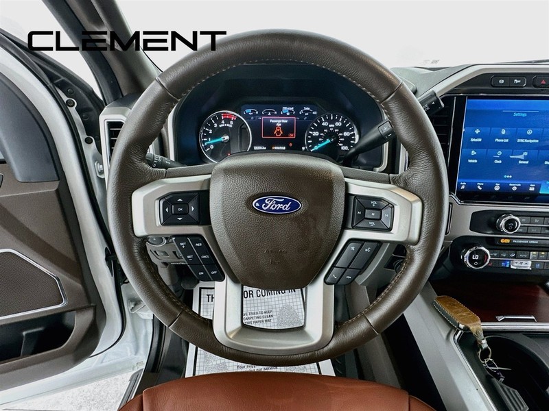 Ford Super Duty F-250 SRW Vehicle Full-screen Gallery Image 15