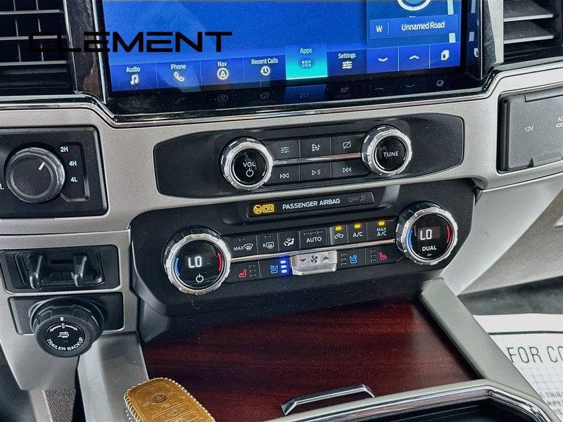 Ford Super Duty F-250 SRW Vehicle Full-screen Gallery Image 22