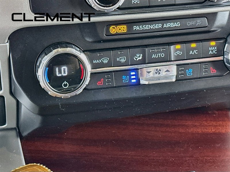 Ford Super Duty F-250 SRW Vehicle Full-screen Gallery Image 23