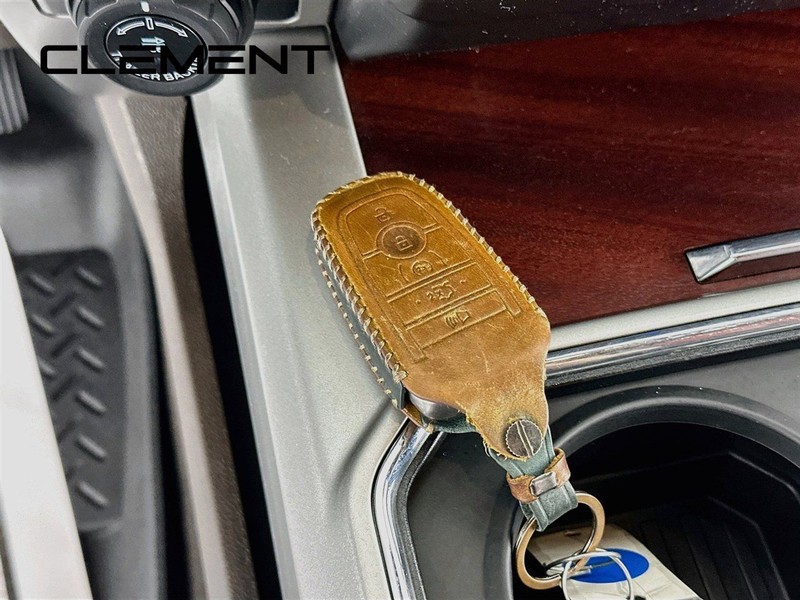 Ford Super Duty F-250 SRW Vehicle Full-screen Gallery Image 24
