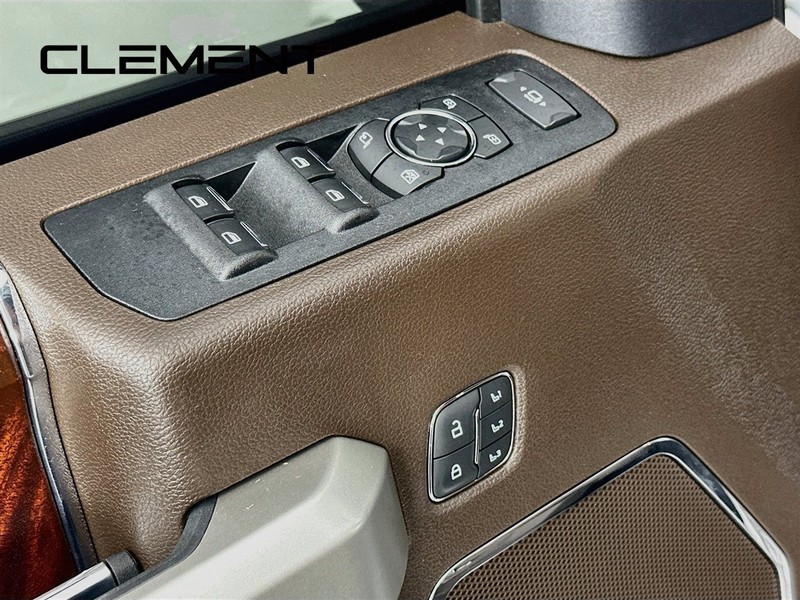 Ford Super Duty F-250 SRW Vehicle Full-screen Gallery Image 28