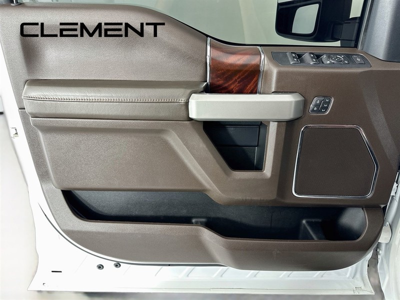 Ford Super Duty F-250 SRW Vehicle Full-screen Gallery Image 29