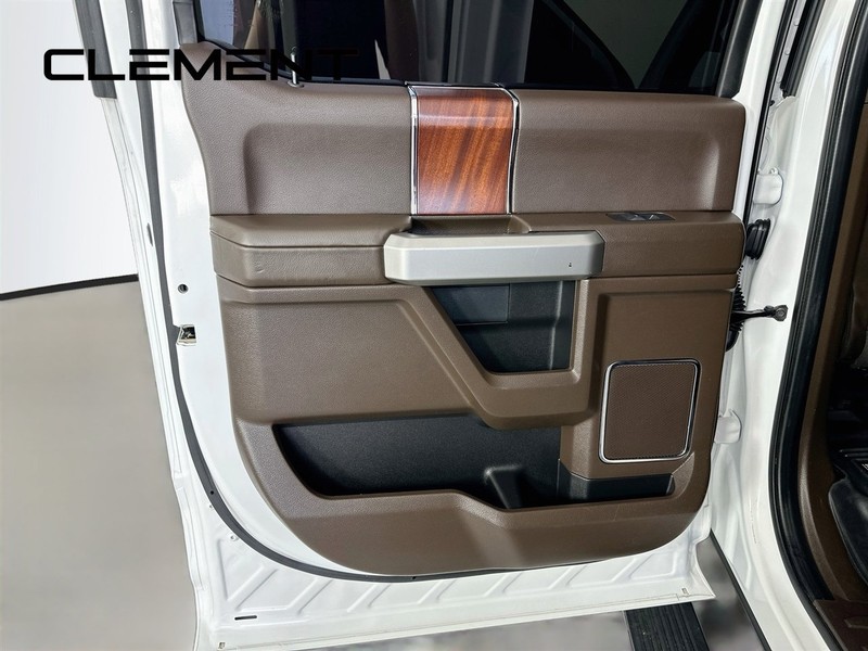 Ford Super Duty F-250 SRW Vehicle Full-screen Gallery Image 32