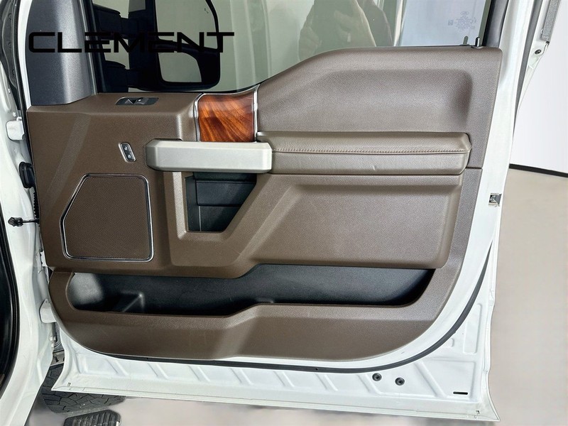 Ford Super Duty F-250 SRW Vehicle Full-screen Gallery Image 37