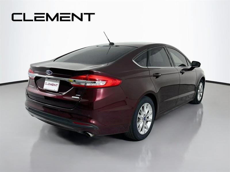 Ford Fusion Vehicle Full-screen Gallery Image 7