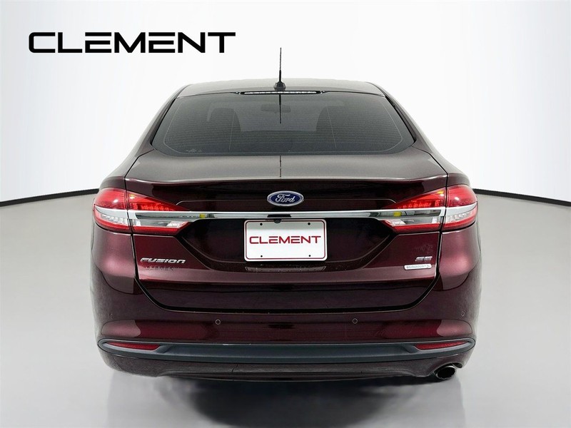 Ford Fusion Vehicle Full-screen Gallery Image 8
