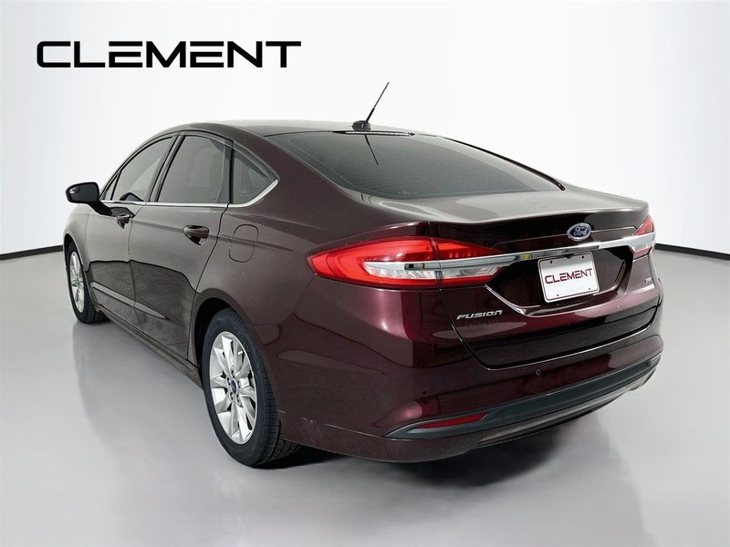 Ford Fusion Vehicle Full-screen Gallery Image 10