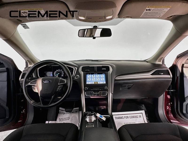 Ford Fusion Vehicle Full-screen Gallery Image 12