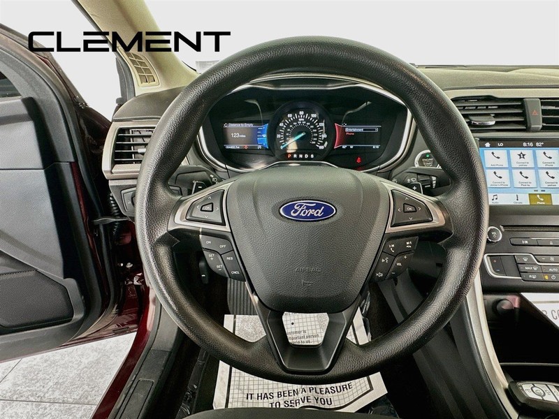 Ford Fusion Vehicle Full-screen Gallery Image 15