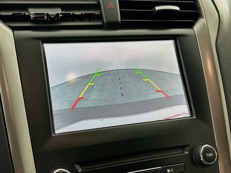 Ford Fusion Vehicle Full-screen Gallery Image 20