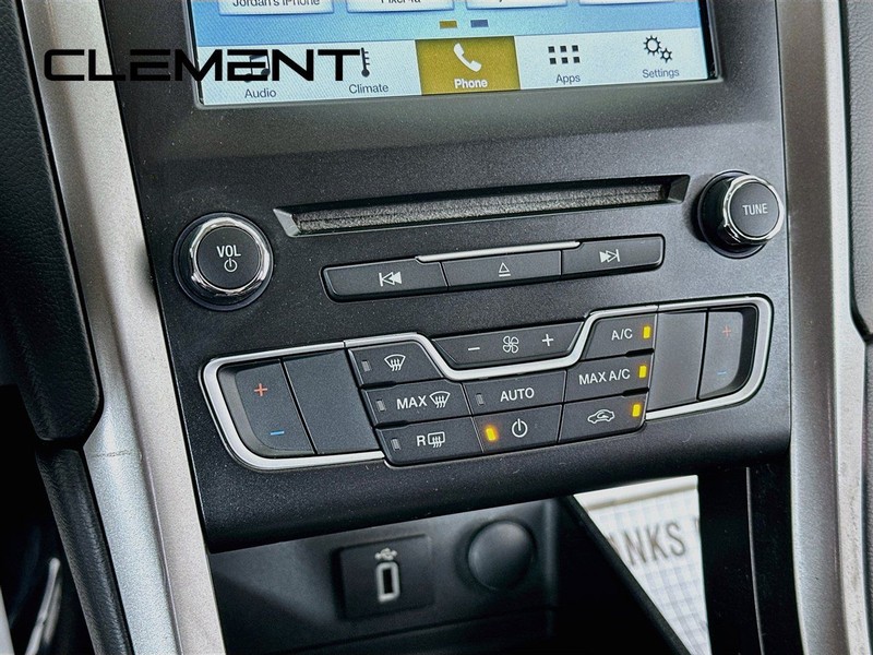 Ford Fusion Vehicle Full-screen Gallery Image 22