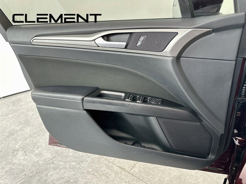 Ford Fusion Vehicle Full-screen Gallery Image 26